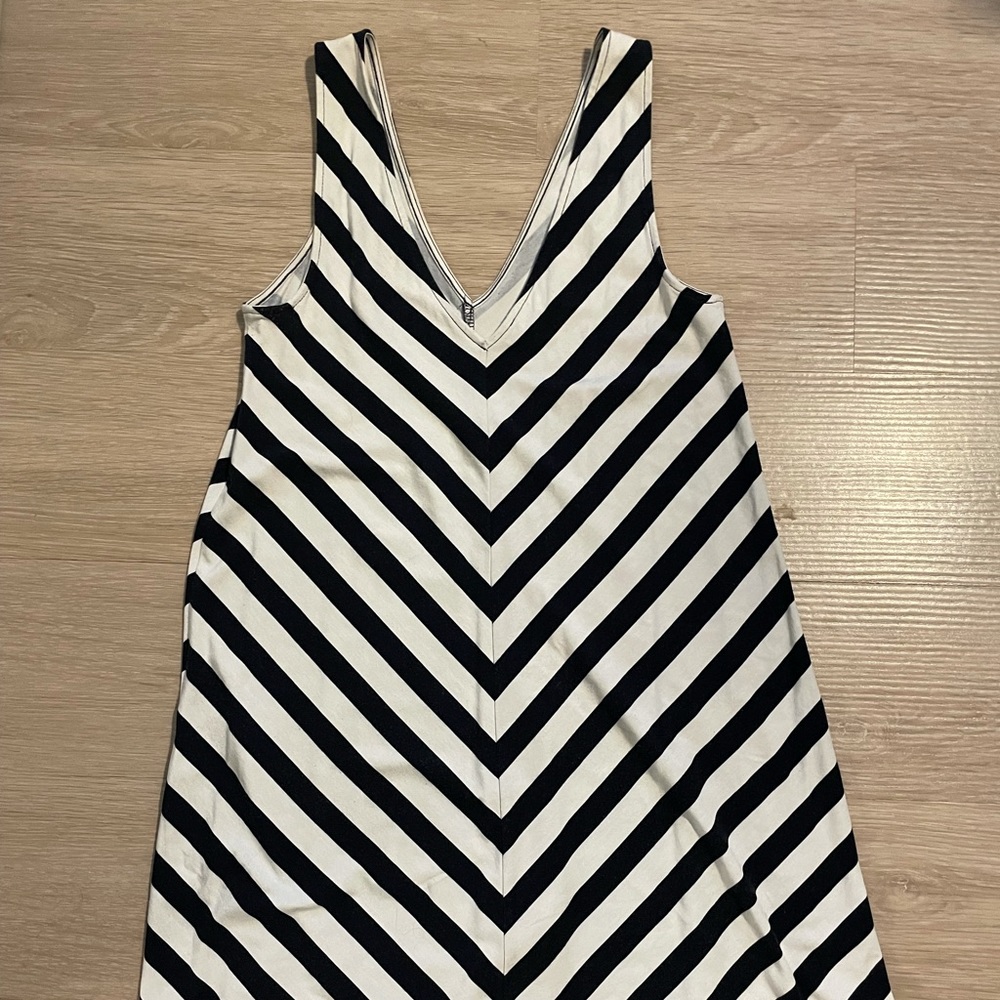 Double v chevron striped print dress